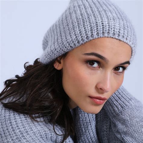 Bonnet En Mohair Gris .